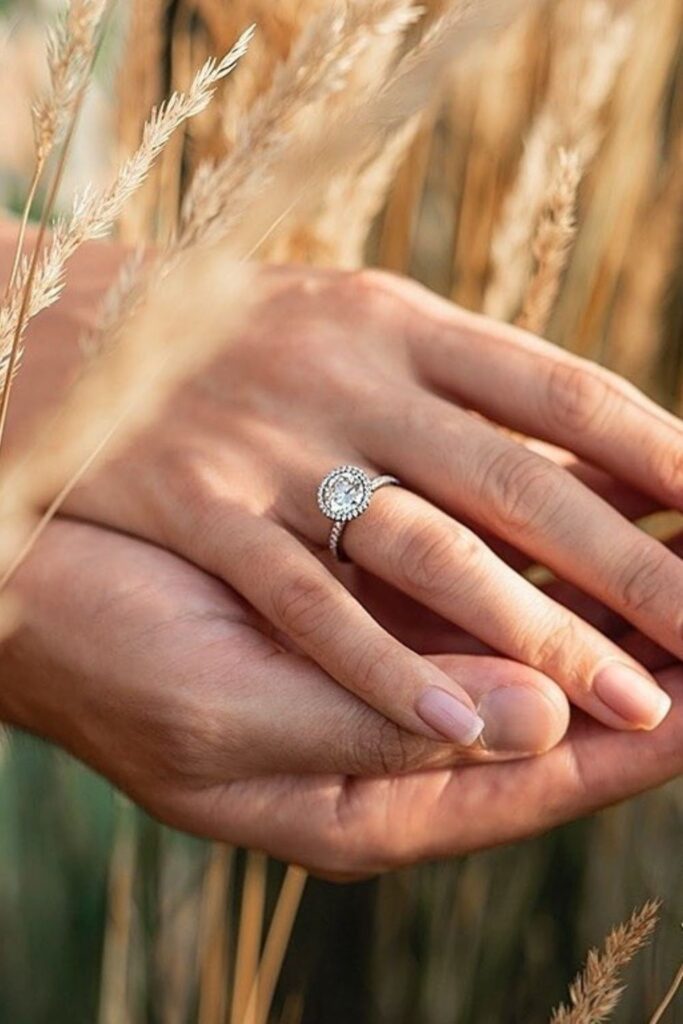 这些环保和道德订婚戒指的制造商展示了透明度、对社会负责任的采购和可持续的材料，使钻石更加闪耀。图片来源:Taylor & Hart #道德参与#可持续丛林