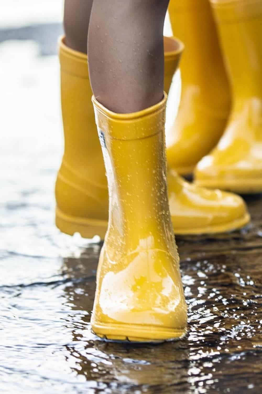 “下雨了，倾盆大雨……”我们想要的是不乏味的可持续雨靴。图片来源:Roma #可持续靴#最佳可持续靴#女性可持续靴#生态友好雨靴#素食雨靴